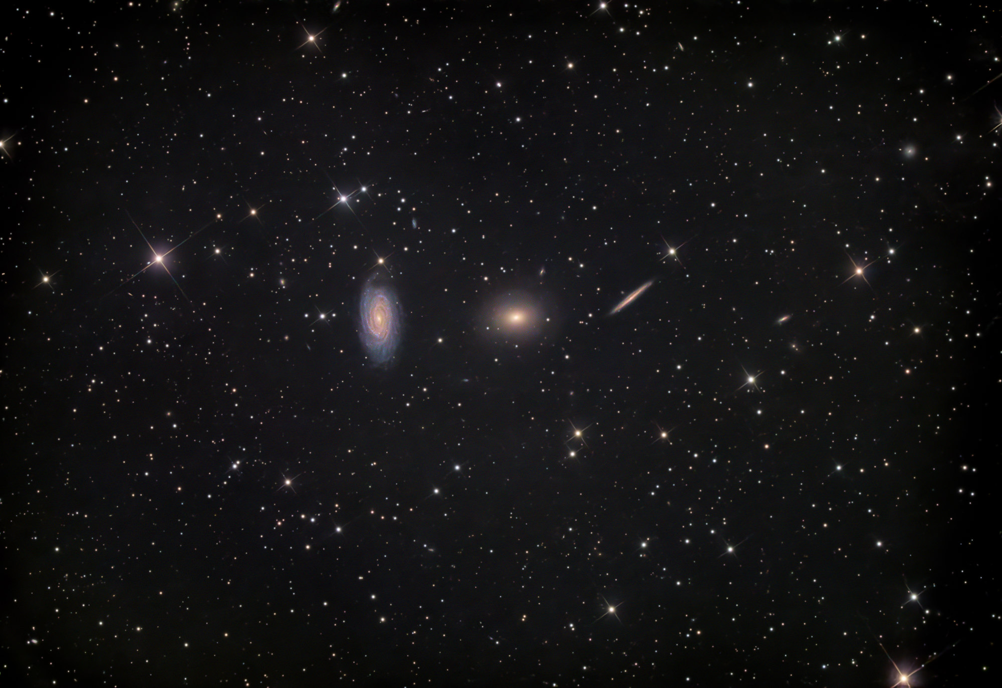 Zum Draco Triplet gehören die Galaxien NGC 5981, NGC 5982 und NGC 5985 im Sternbild Drachen.